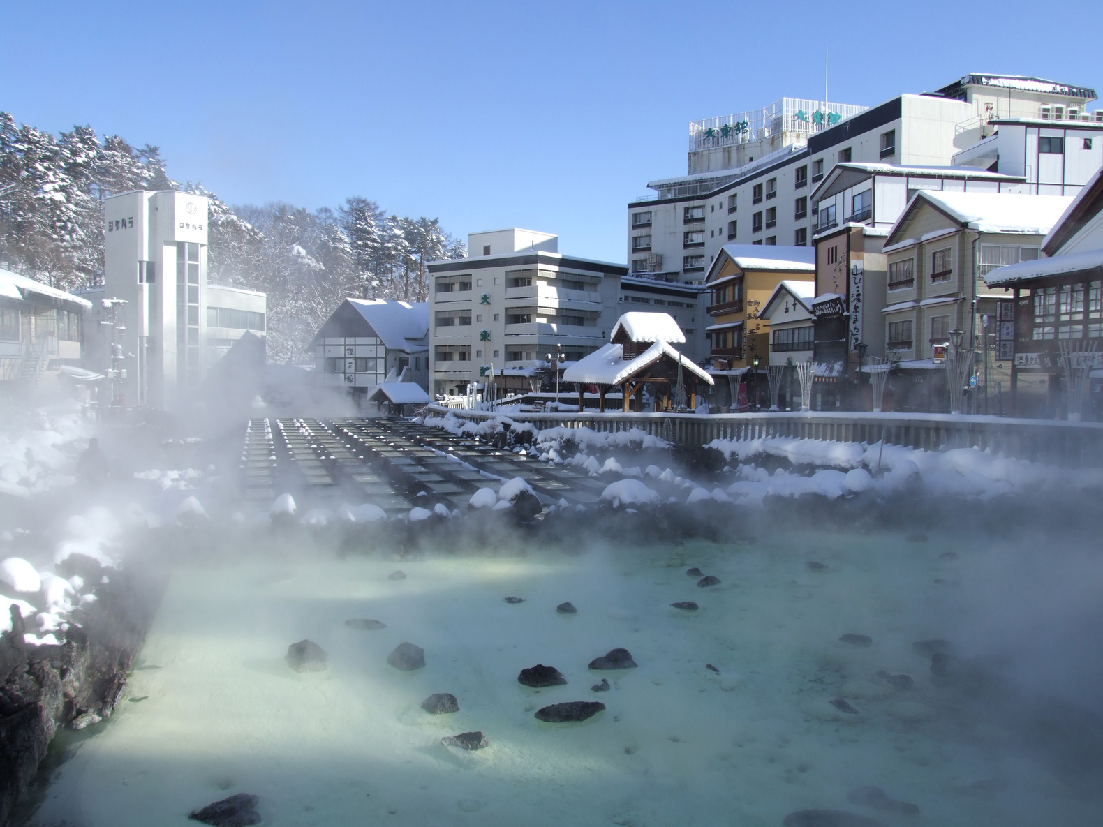 源泉の湯畑冬