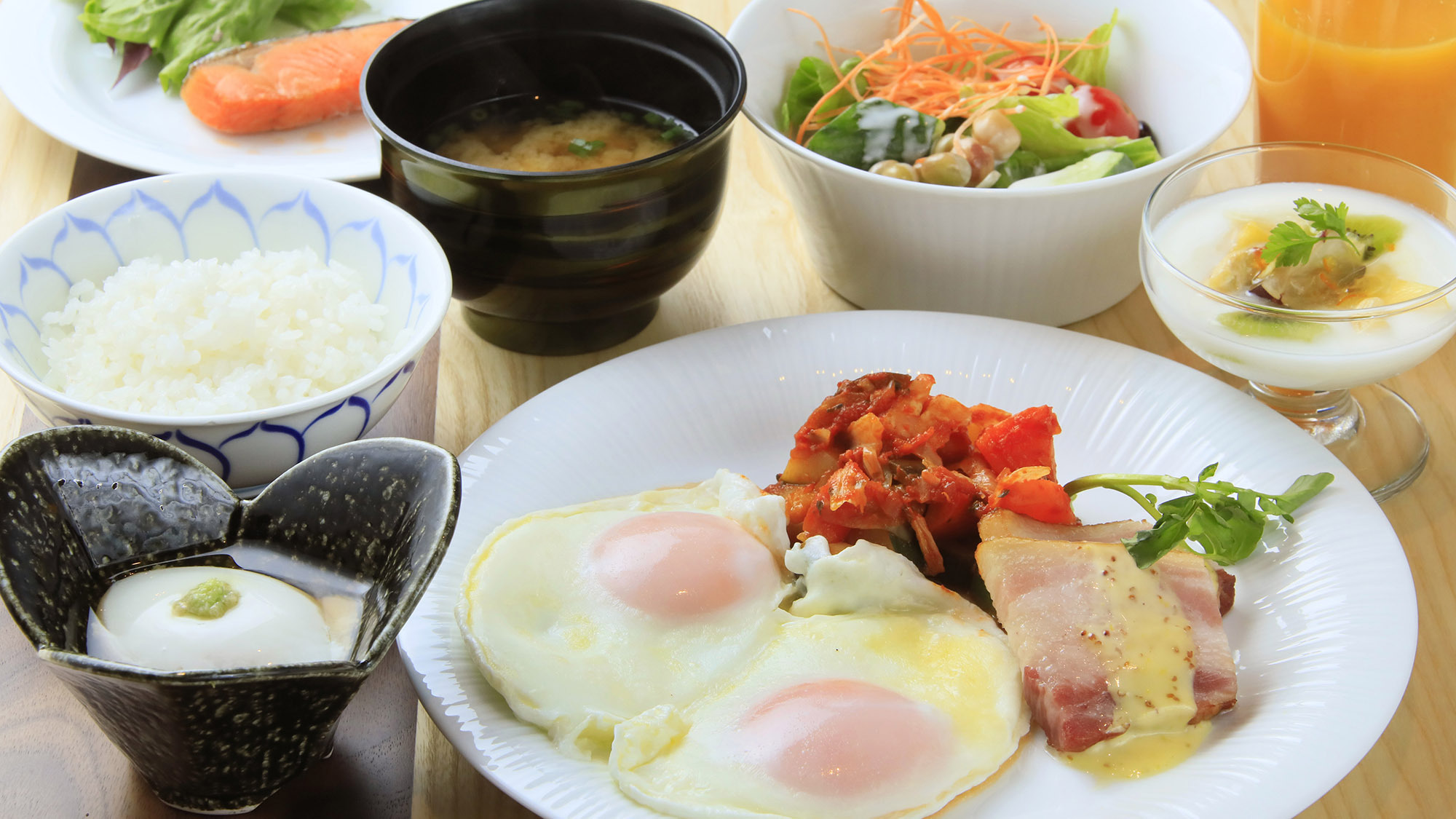 ご朝食は旬の素材によるハーフバイキング（和・洋）をお楽しみください