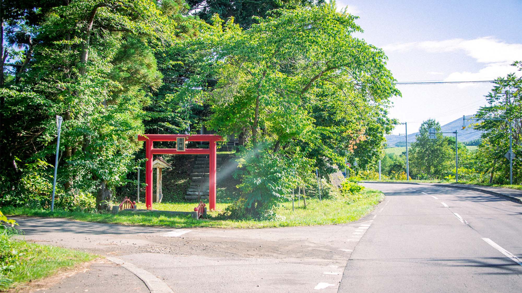 ・登神社赤い鳥居と小さな橋が目印です