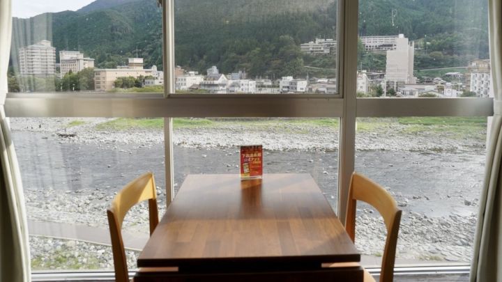 お部屋からの景色。飛騨川の目の前で開放的な景観