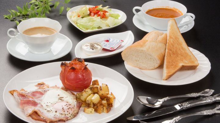 ドイツ人シェフ特製の卵料理、ポテト料理、日替わりのスープがついたボリューム満点の朝食です