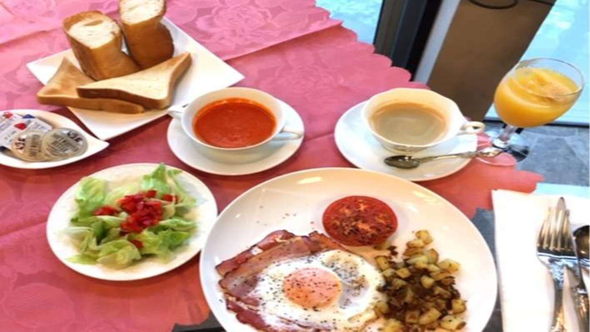 ドイツ人シェフ特製の卵料理、ポテト料理、日替わりのスープがついた朝食です