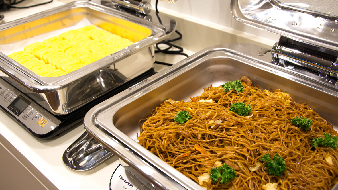 朝食バイキングお料理案内（焼きそば・卵焼きイメージ）