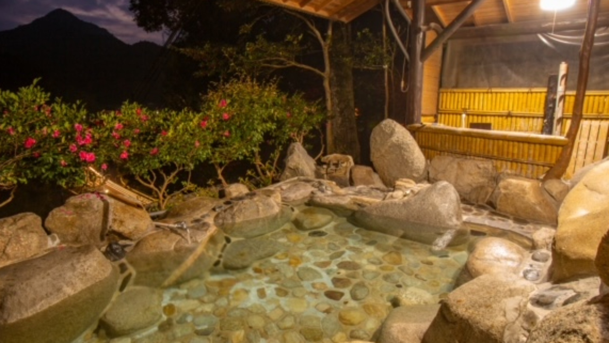 ・【露天風呂：夜】全国でも珍しいラドン温泉を贅沢にかけ流し。雄大な山々を眺めながらお楽しみください