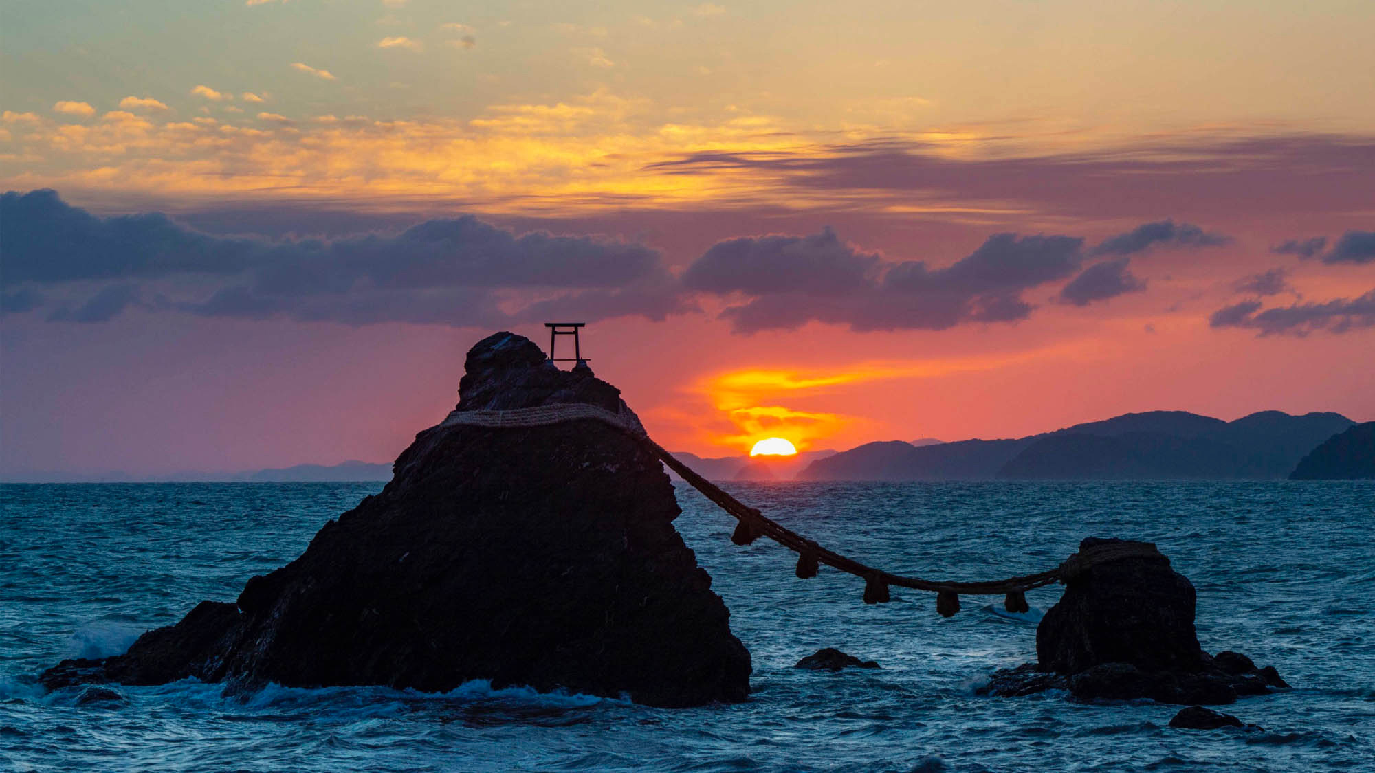 ・夕陽を臨む夫婦岩