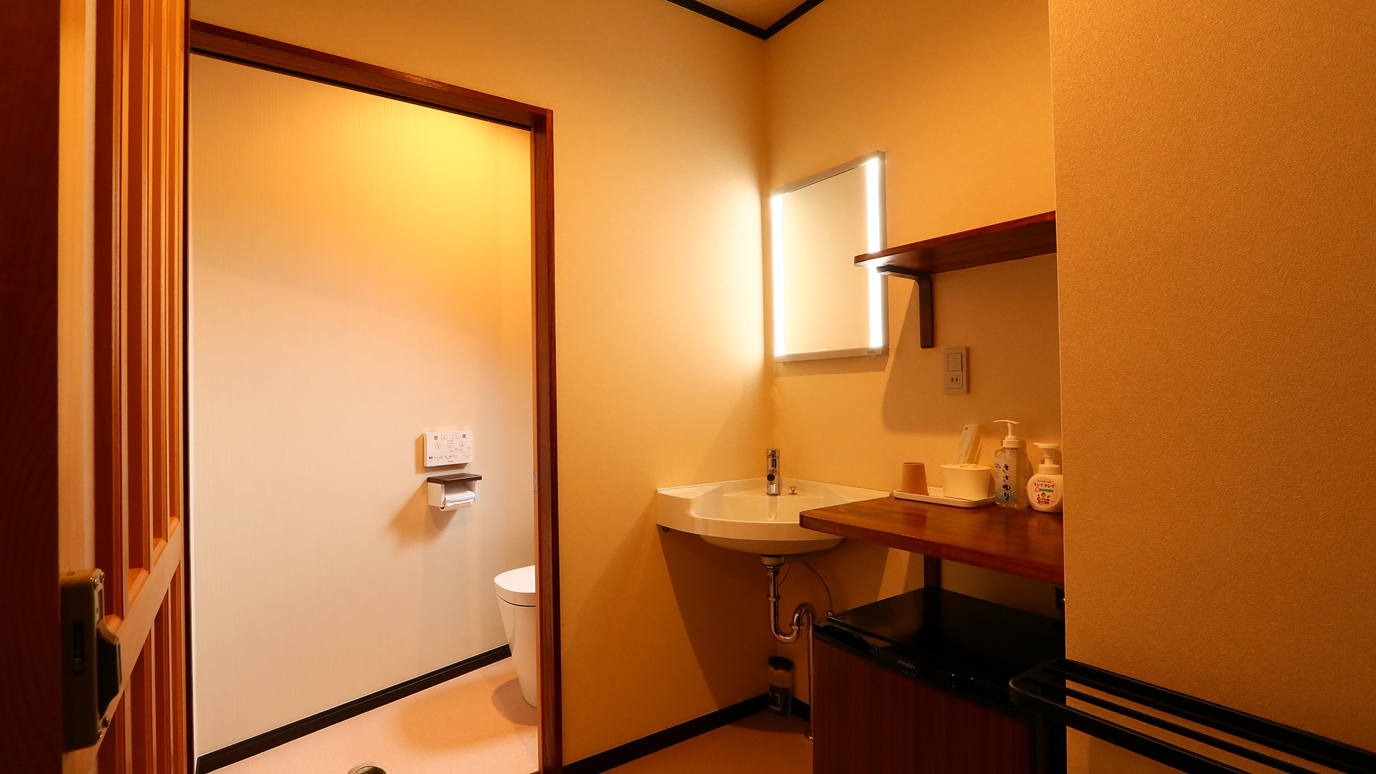 9−10畳の客室はウォシュレットトイレ&洗面付き
