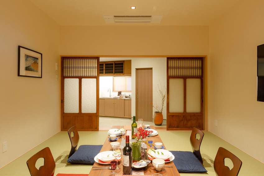八重家若宮町居間から土間