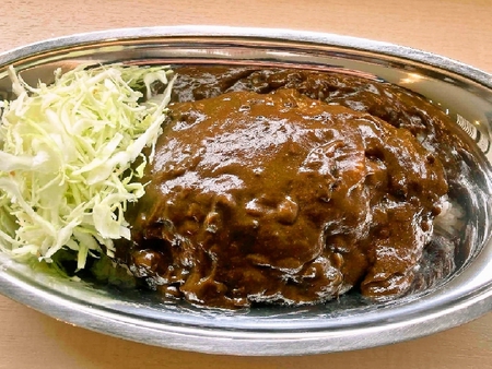 温かい夕食サービス。枝豆ゆで卵味噌汁付盛り切り550円完熟トマトのハヤシライスもあります。