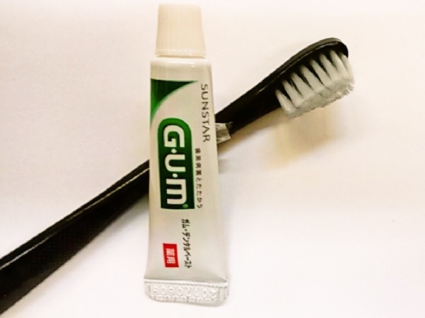 歯ブラシはたっぷりお使い頂ける５グラムの歯磨き粉をご用意しております。サンスターのG・U・Mを