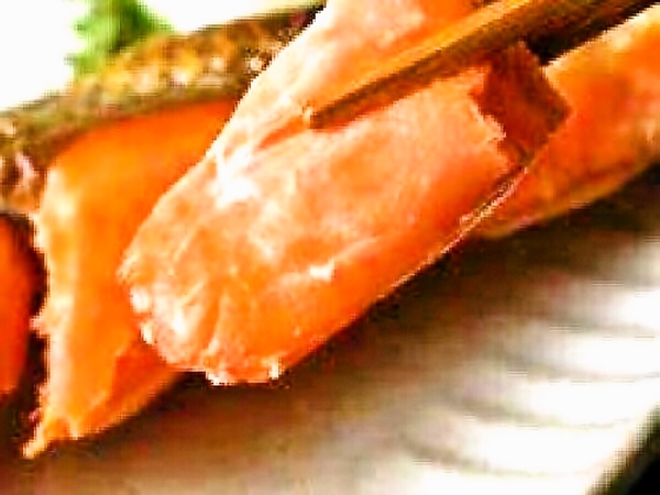 朝食の焼魚が変わりました。アラスカ産天然紅鮭御1人様1切れでお願いします。