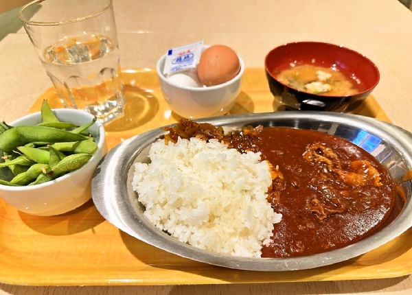 熊谷駅前夕食サービス１皿500円税別カレー&ハヤシライス枝豆ゆで卵味噌汁