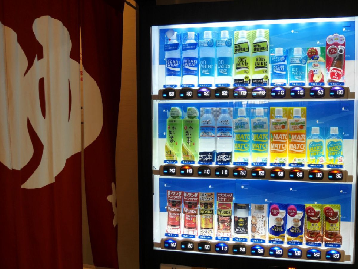 大塚製薬の自販機ポカリスエット、オロナミンＣなど販売しています。サウナの後はオロポで