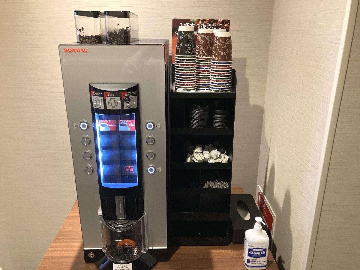 挽きたてのコーヒーも無料です。24時間ご利用いただけます。