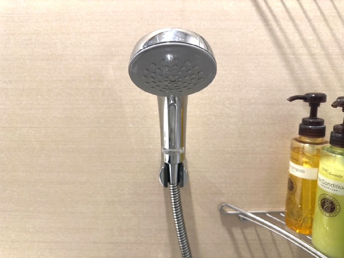 客室シャワーヘッドは大型です。豊富な湯量です。疲れを一瞬で吹き飛ばす、強力なシャワーでリフレッシュ