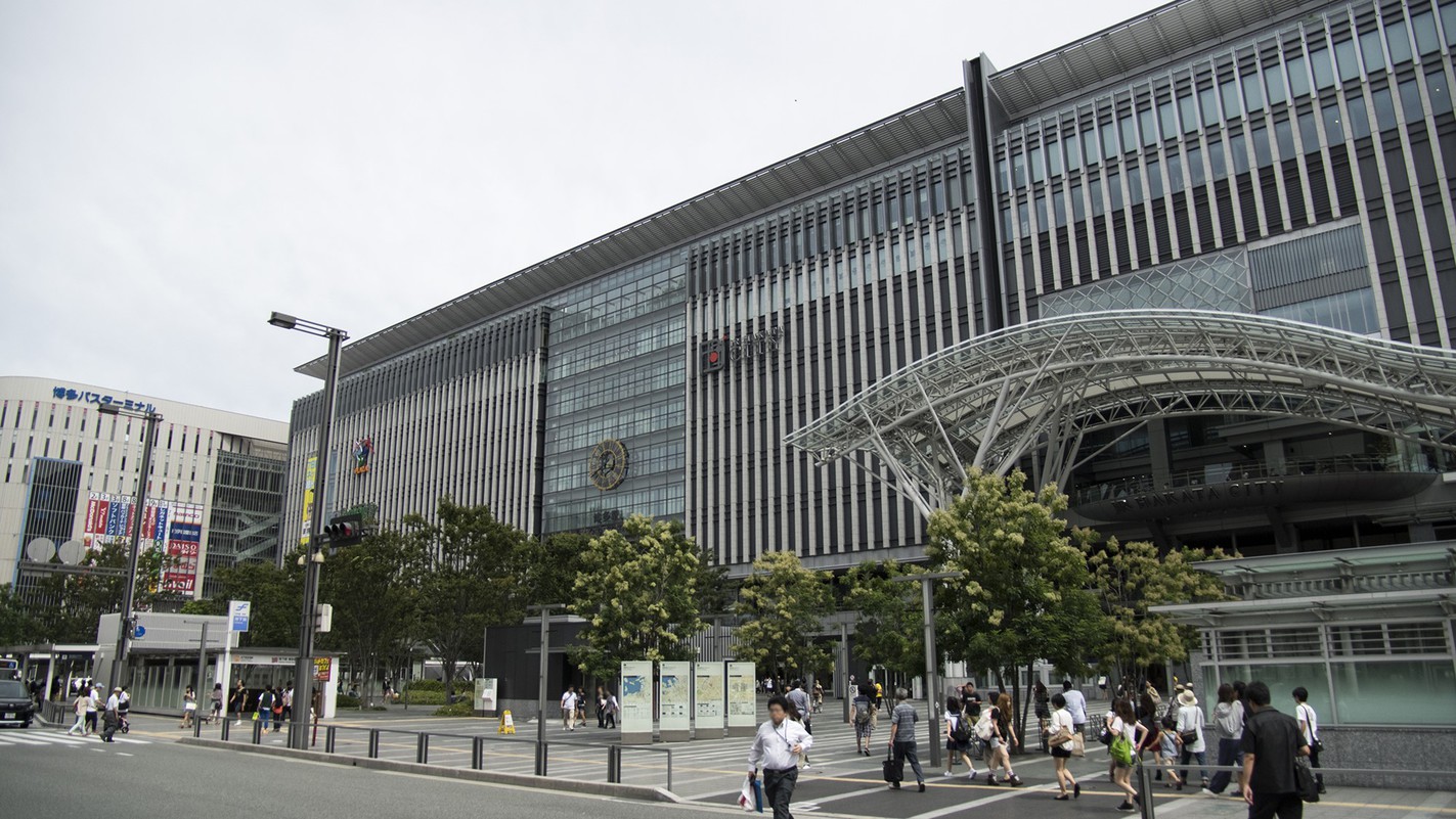 天神はJR博多駅から地下鉄で3駅です