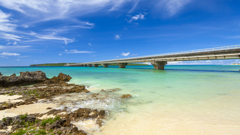 来間大橋両側に広がる美しい沖縄の海を満喫できます！