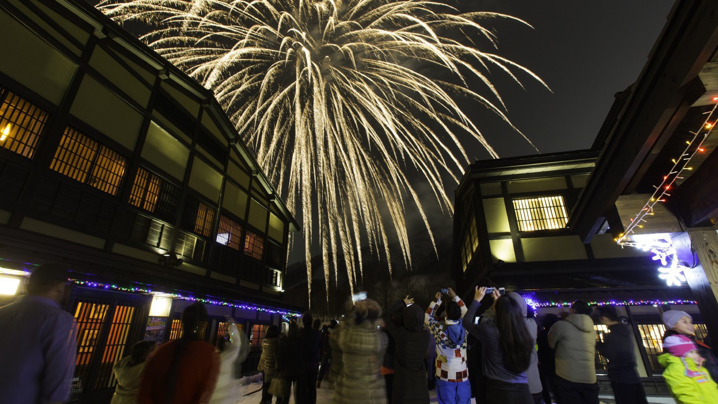 ザ・ビレッジ｜スキー場に隣接する町屋建築のショップ&ダイニング。年越しにはカウントダウン花火も。