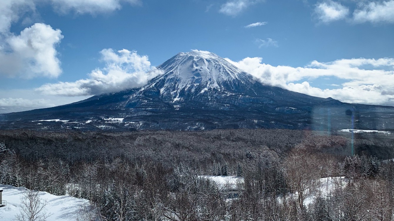 景色｜ホテルからは、北海道の名峰・羊蹄山の雄大な景色をご覧いただけます。