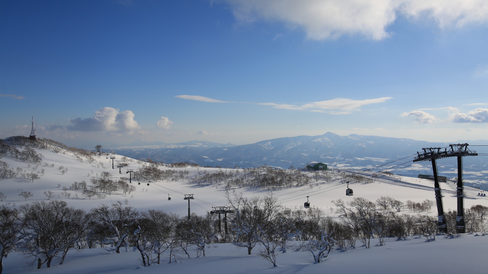 景色｜ホテル目の前がスキー場。羊蹄山を望むパウダーの聖地「ニセコビレッジ・スキーリゾート」と直結。