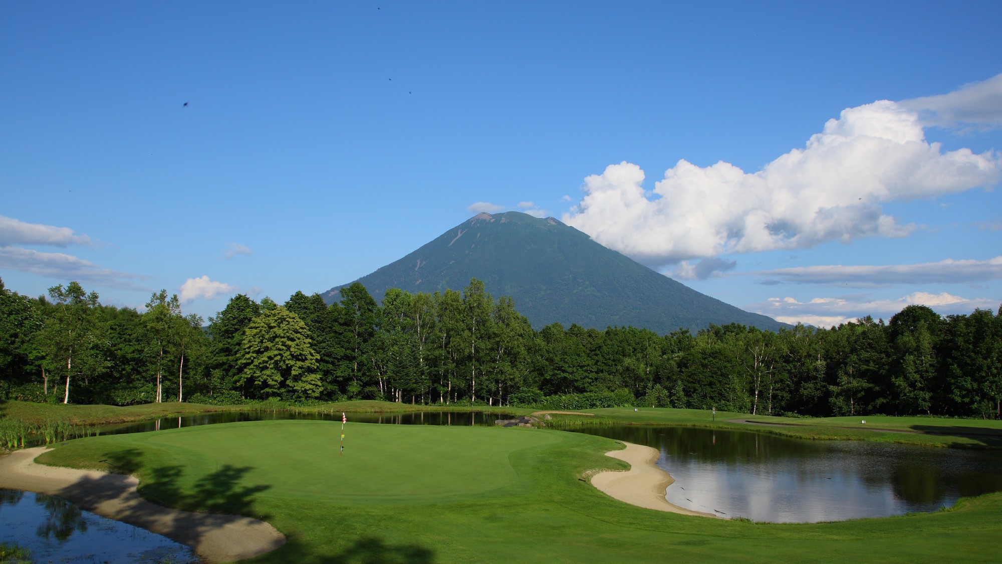 景色｜羊蹄山とニセコ連峰の山々をご覧いただけます。青々とした緑が美しい北海道の自然をご体感ください