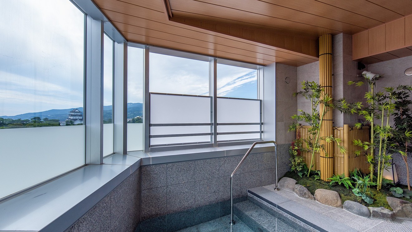 箱根湯本から運ぶ天然温泉を開放的な露天風呂で（男性大浴場）