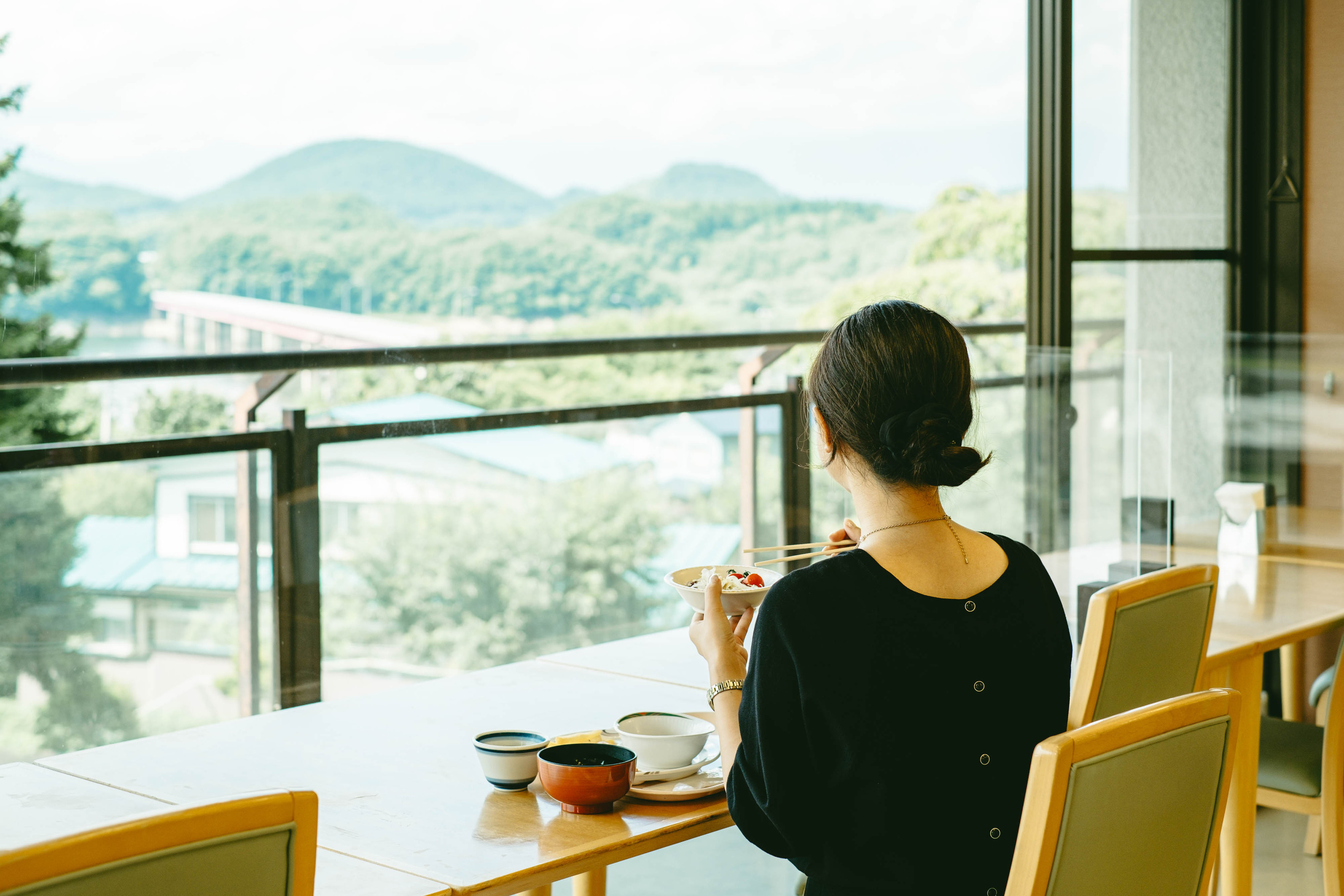 【食堂】朝の爽やかな空気の中で、御所湖の絶景を眺めながらの朝食は格別です♪