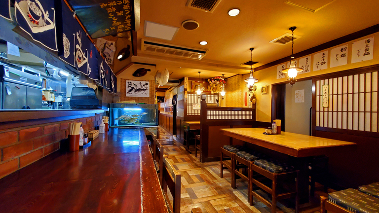 【居酒屋-利休】カウンター席、テーブル席がございます