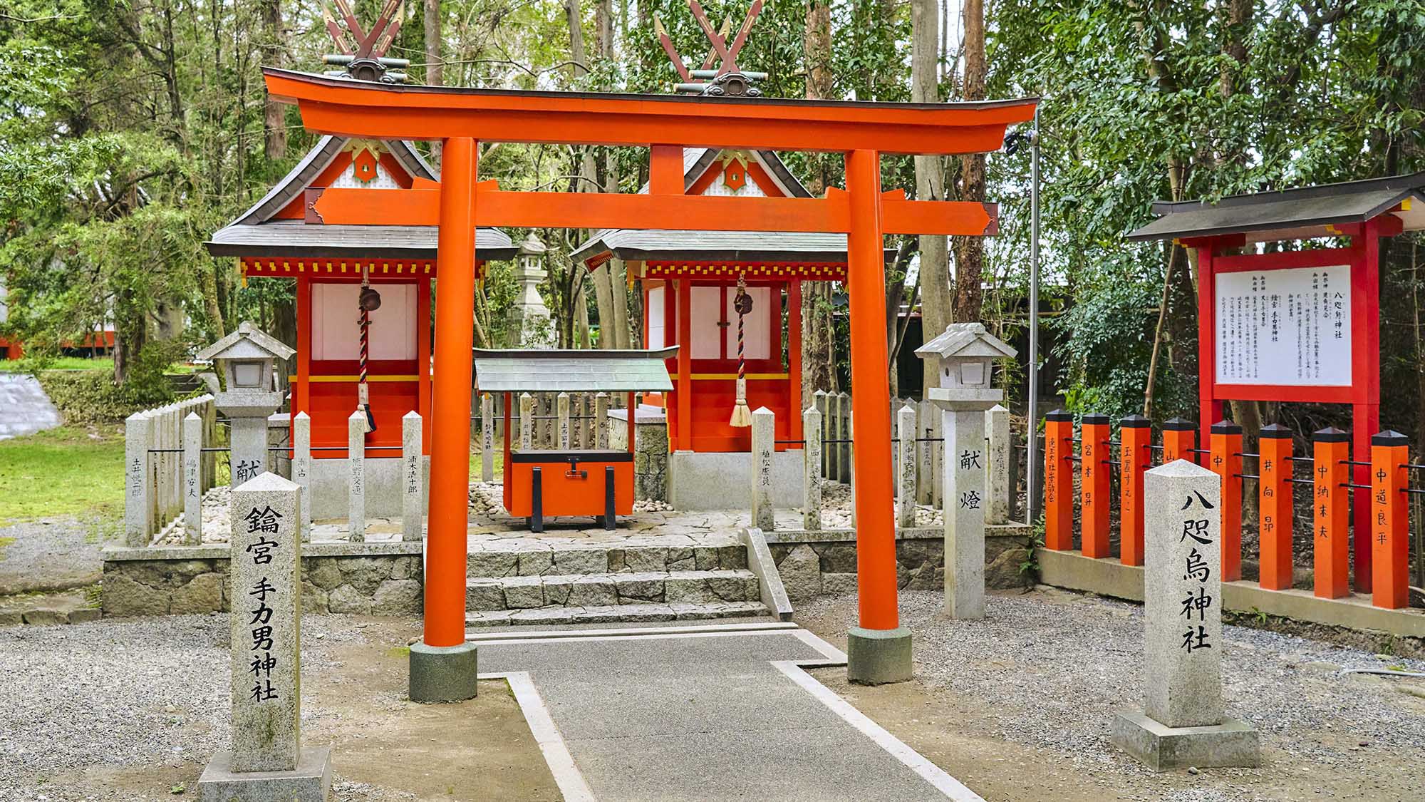 ・【周辺】＜熊野速玉大社＞境内には八咫烏を祀る神社があります