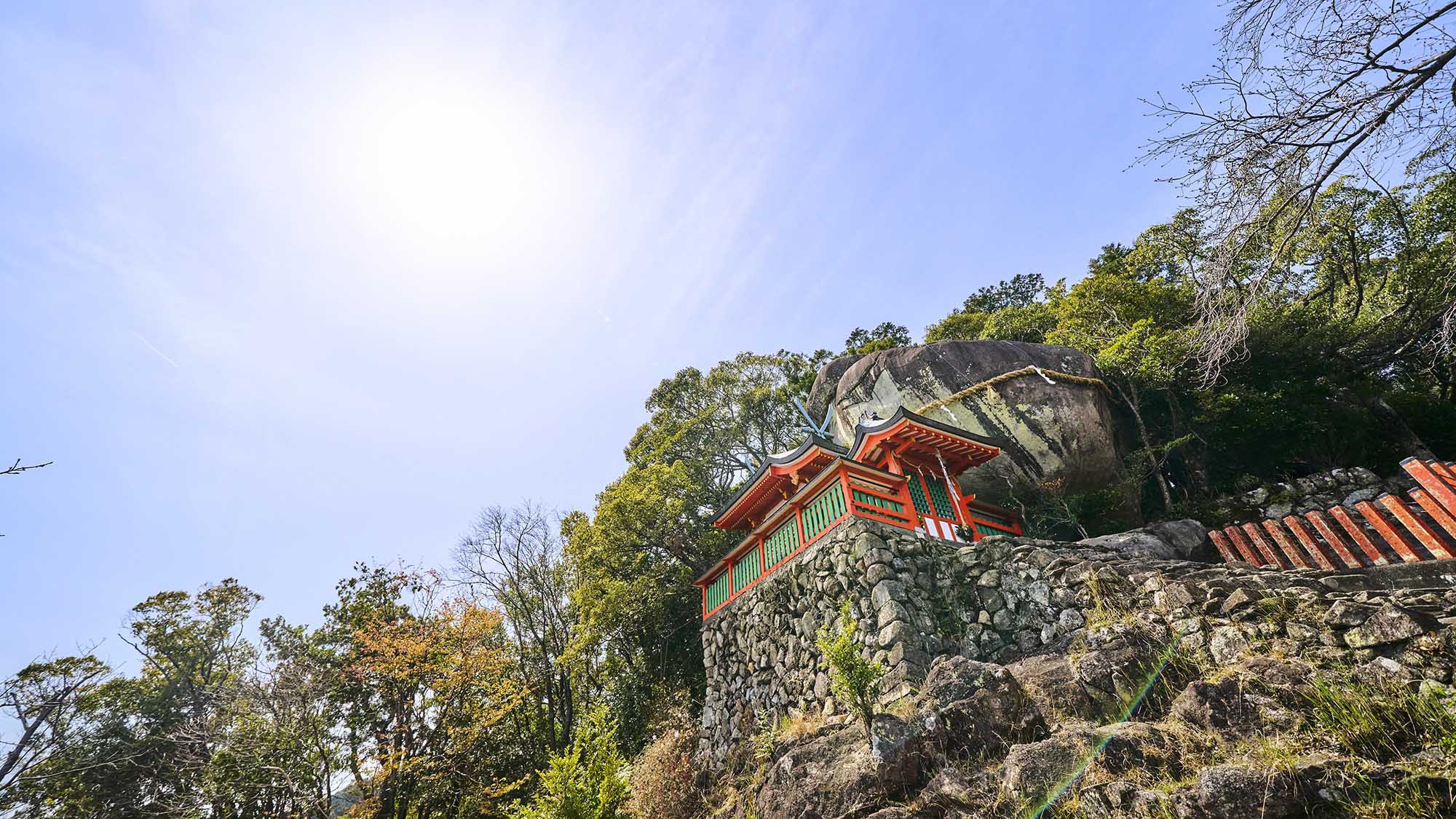 ・【周辺】＜神倉神社＞豊かな緑の中、赤い社殿が映えます