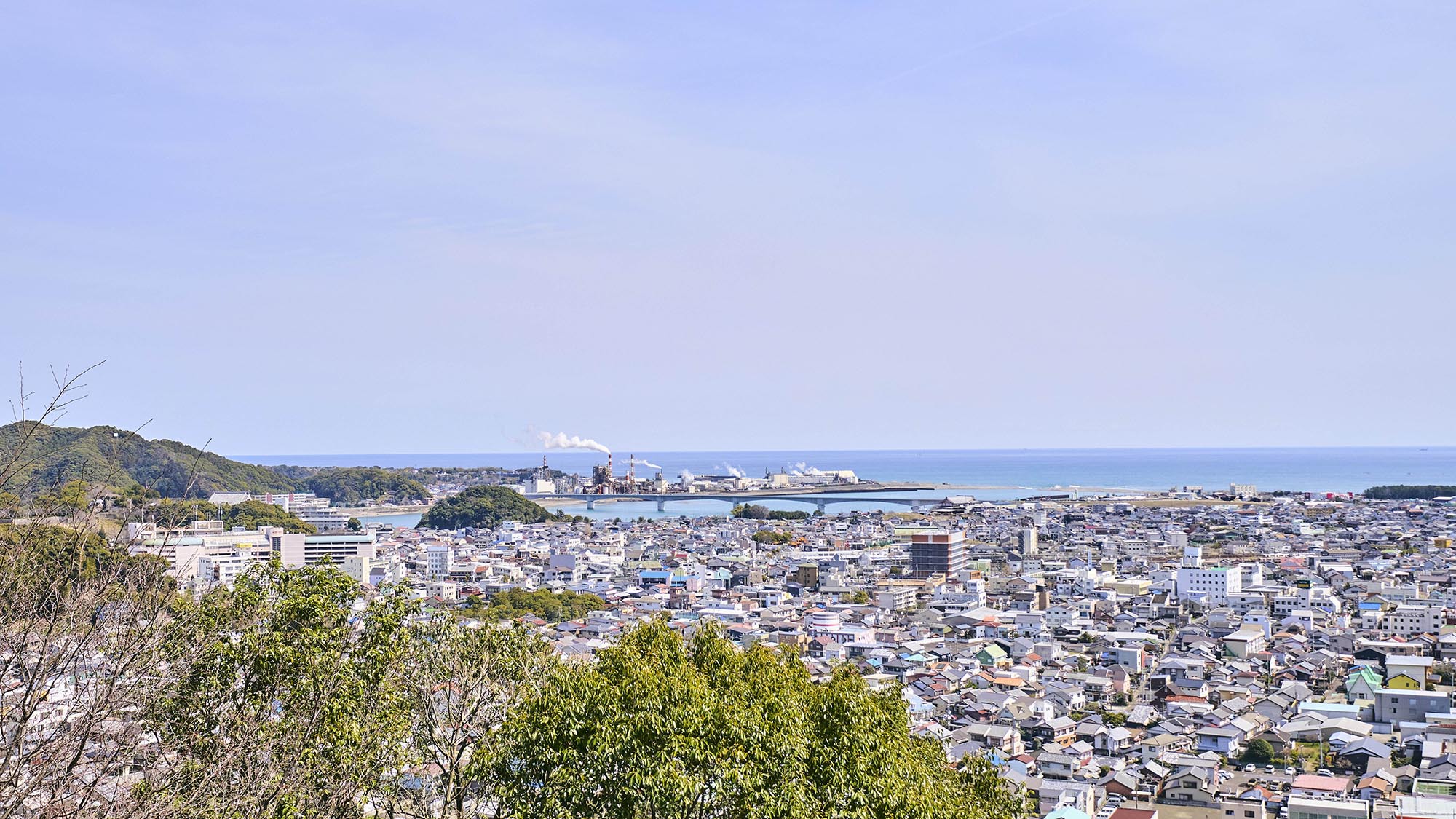 ・【周辺】＜神倉神社＞市街地と海を一望できます