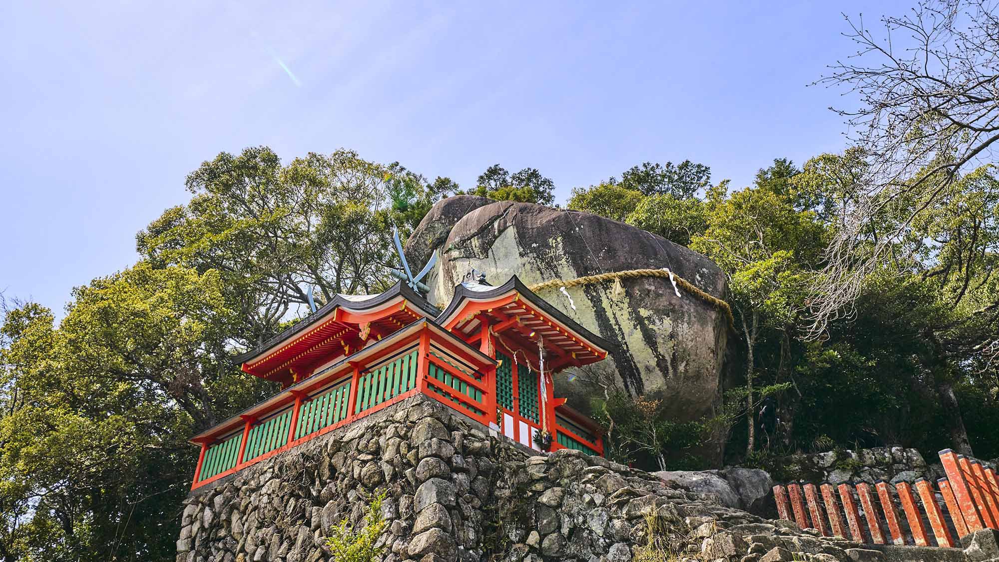 ・【周辺】＜神倉神社＞天ノ磐盾という崖の上にあります