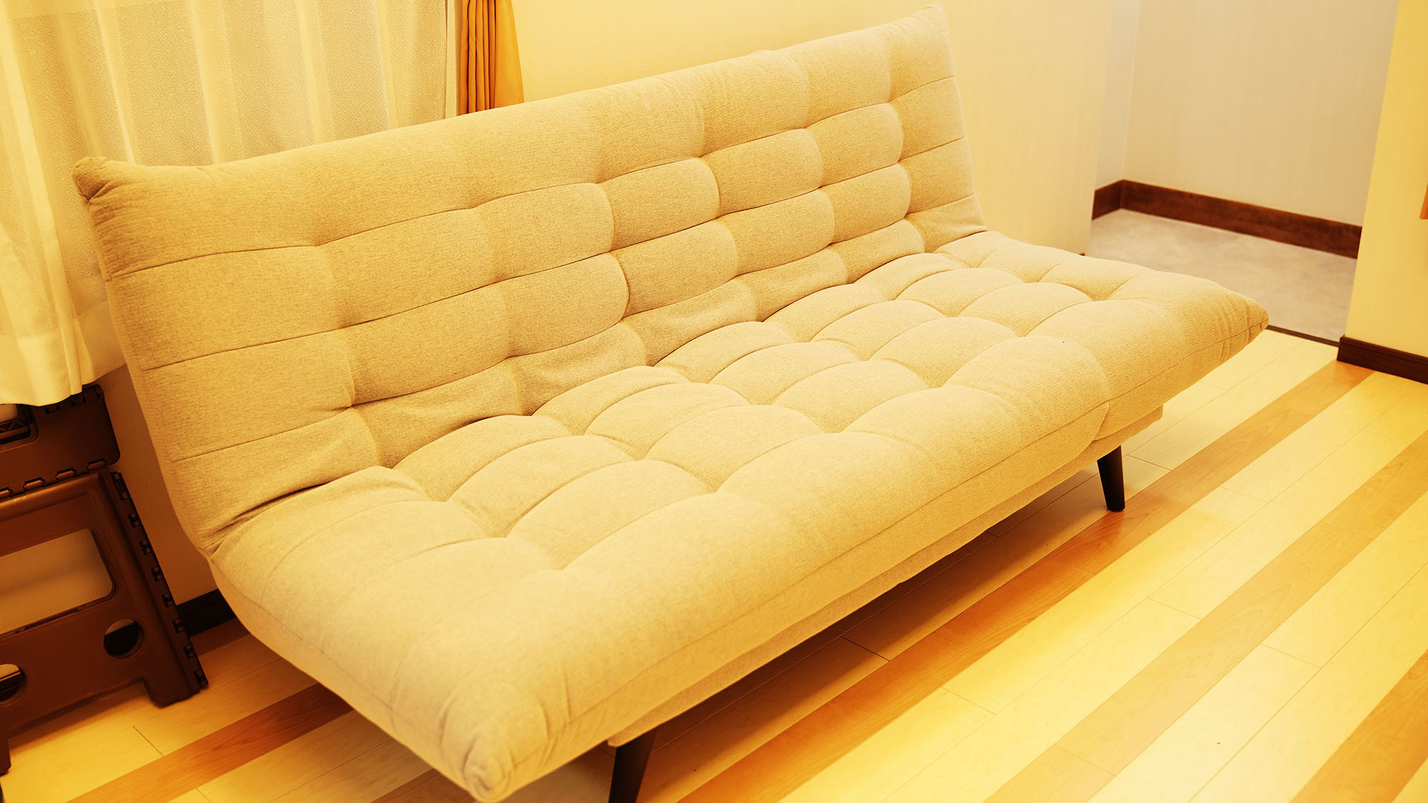 ・201号室：セミダブルサイズのソファベッド