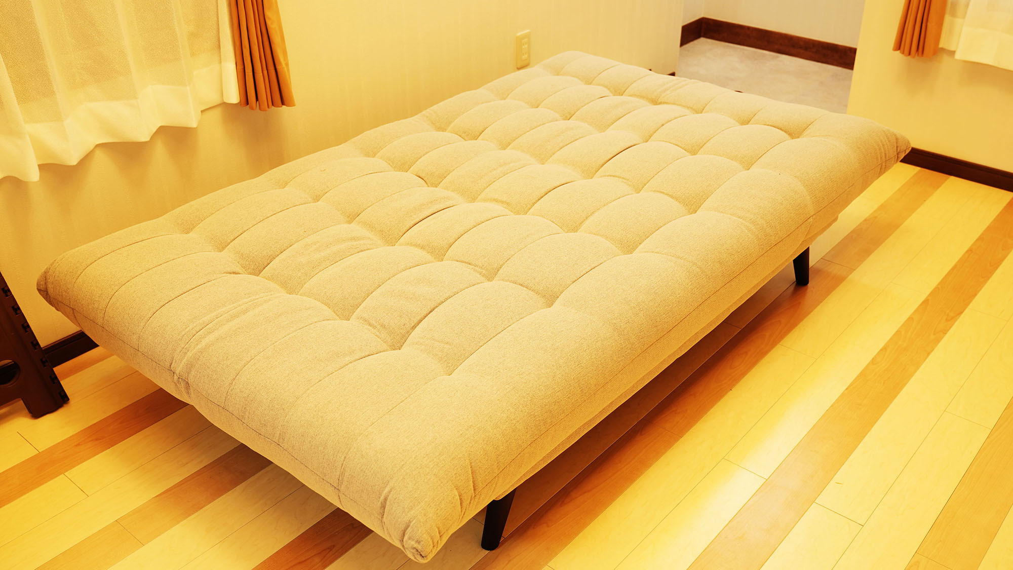 ・201号室：セミダブルサイズのソファベッド