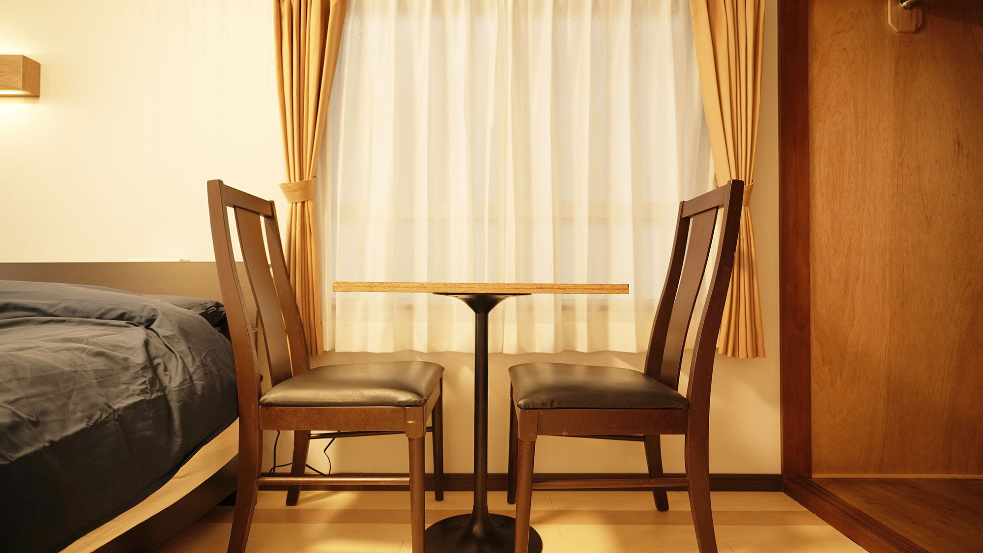・201号室：寝室内にテーブルと椅子をご用意しています