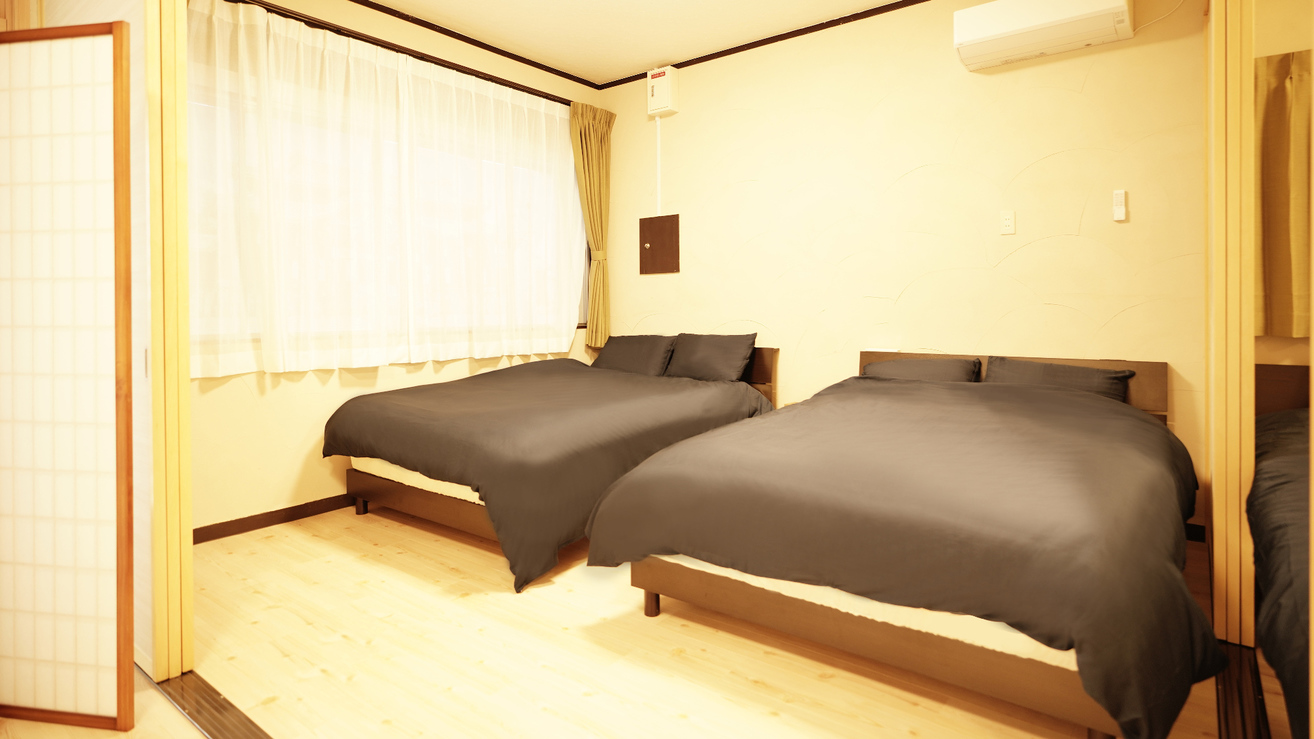 ・101号室：ダブルベッド2台の寝室