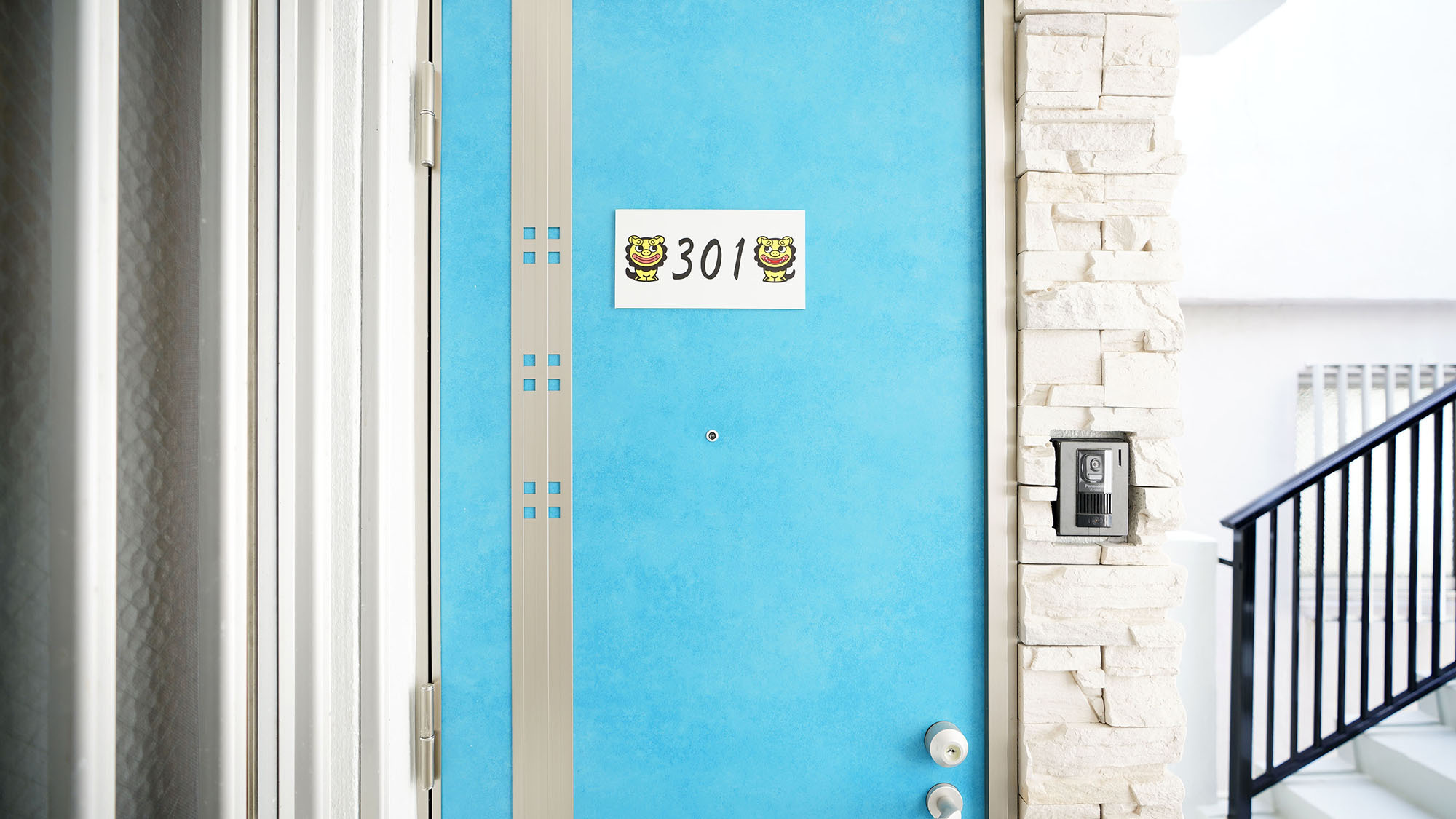 ・301号室：沖縄の海のようなブルーの扉が目印です