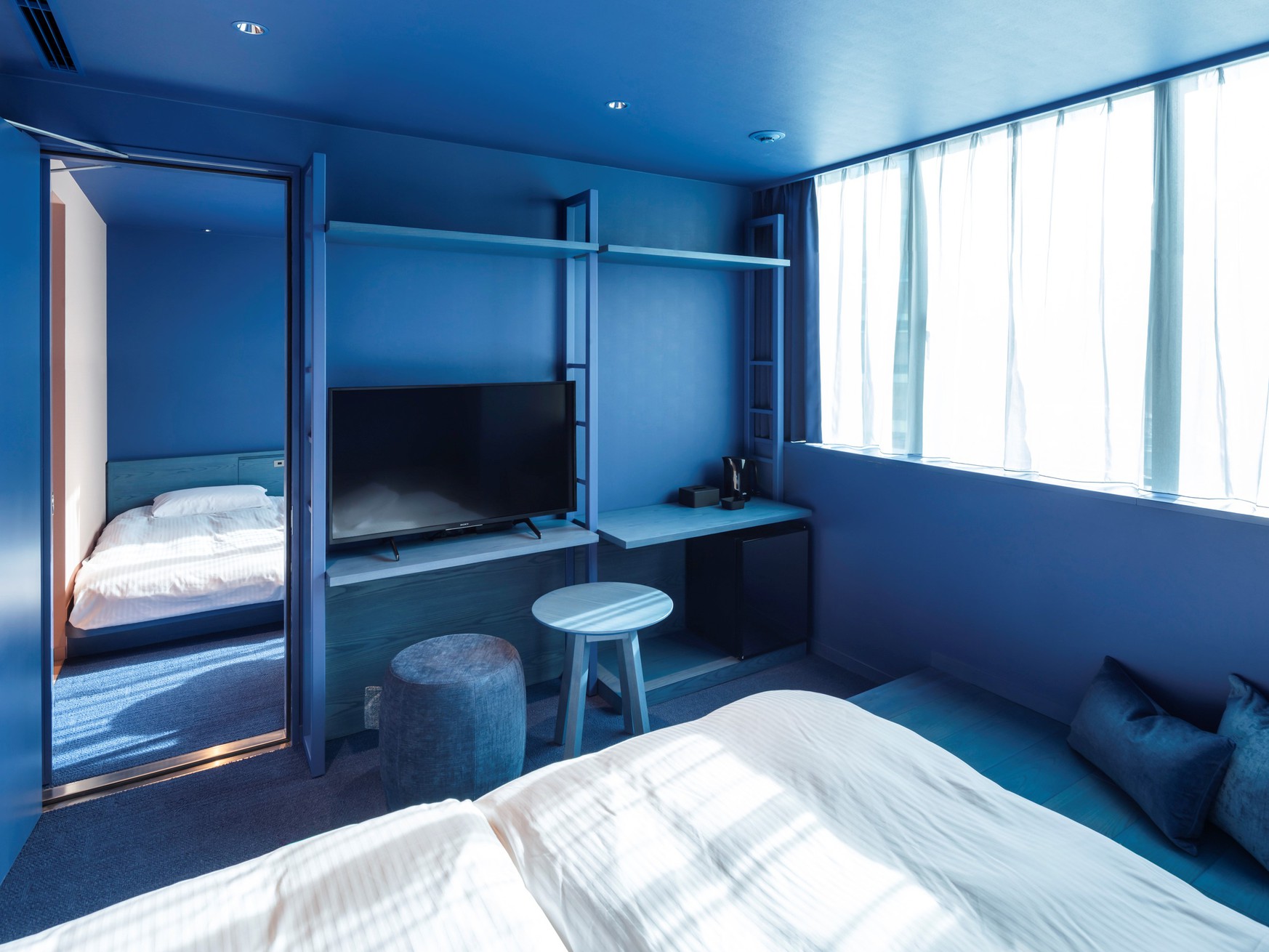 Connecting Room B（ダークブルー）