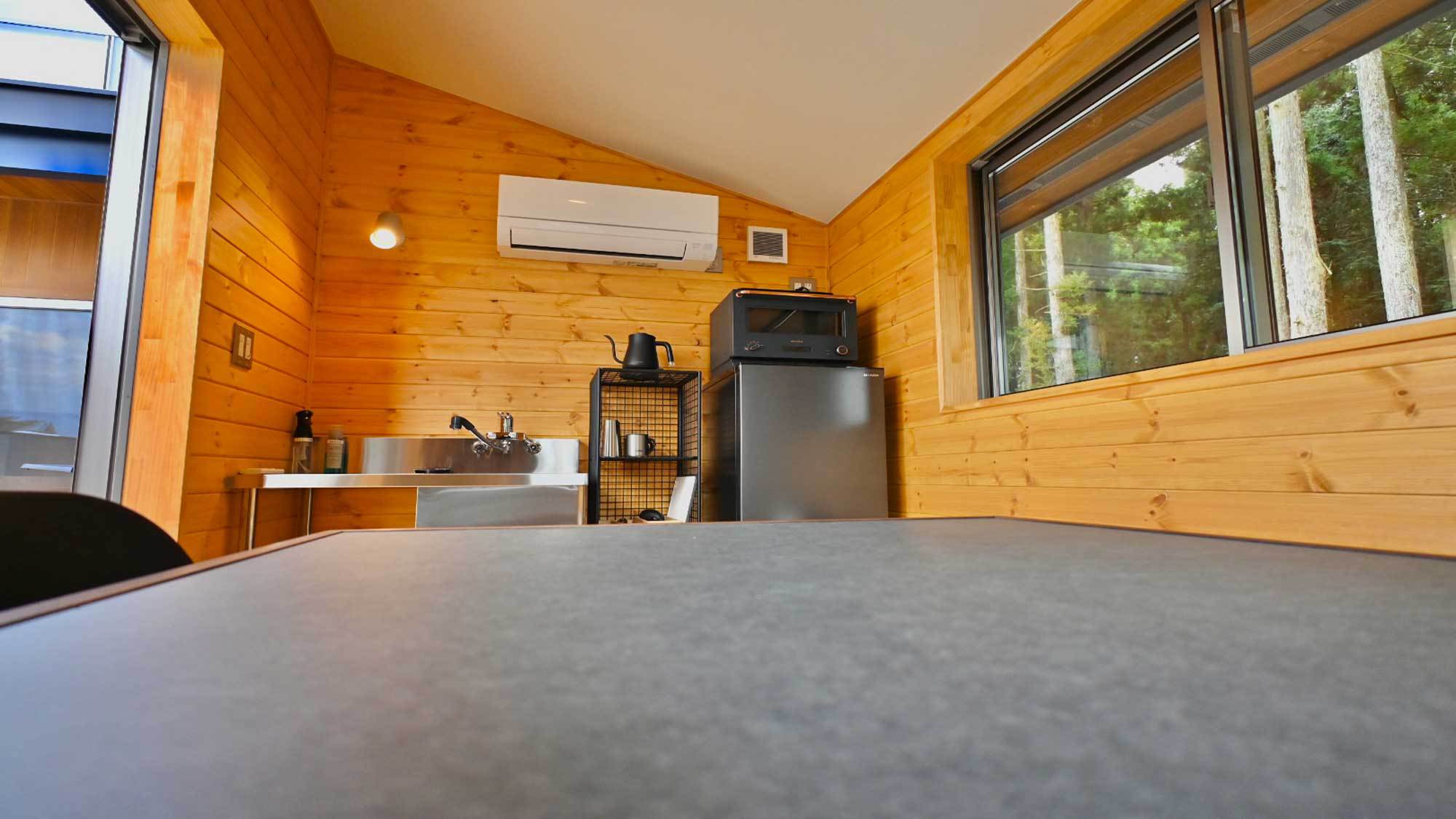 【ダイニング／Cottage】調理場や電子レンジなども完備しています