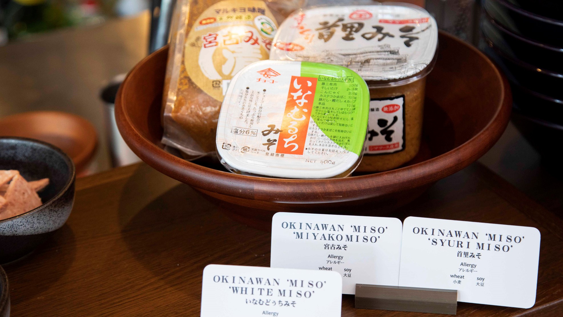朝食ブッフェ：沖縄風みそ汁は3種類のお味噌、7種類のトッピングからオリジナルのお味噌汁を作れます