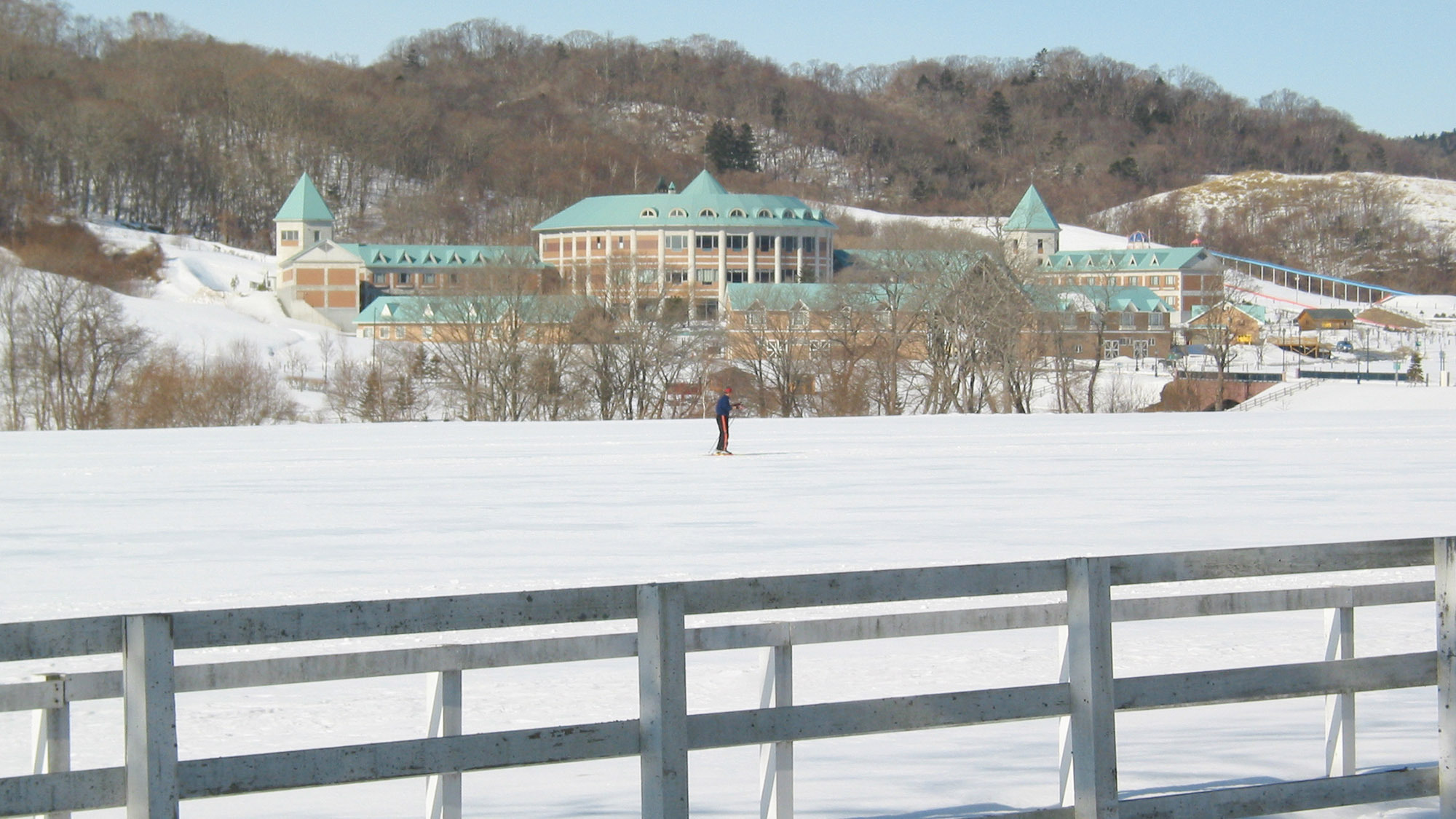 ・【冬の風景】雪に覆われたグラウンドで歩くスキーを楽しめます