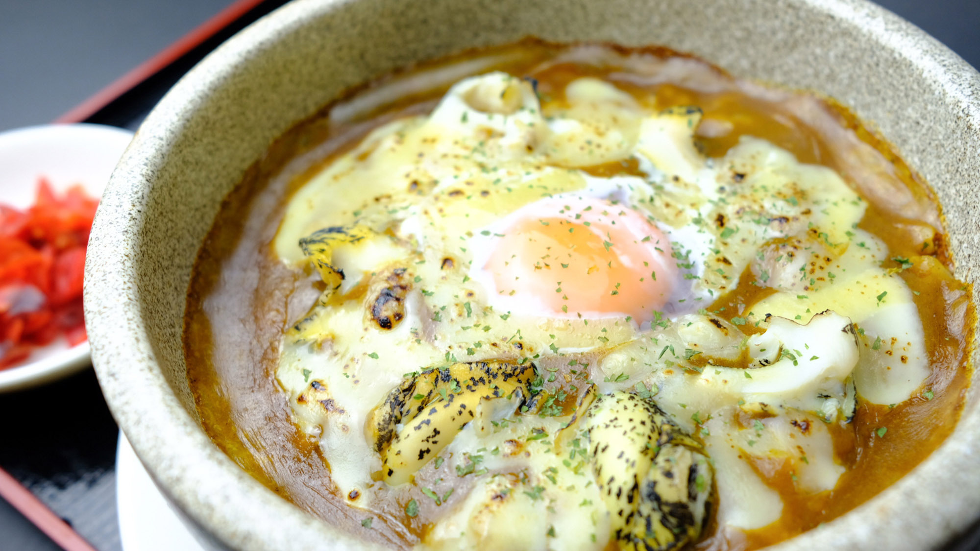 ・【ツブ玉石焼カレー】コリコリとしたツブ貝とカレーの組み合わせ。チーズがまろやかさをプラス