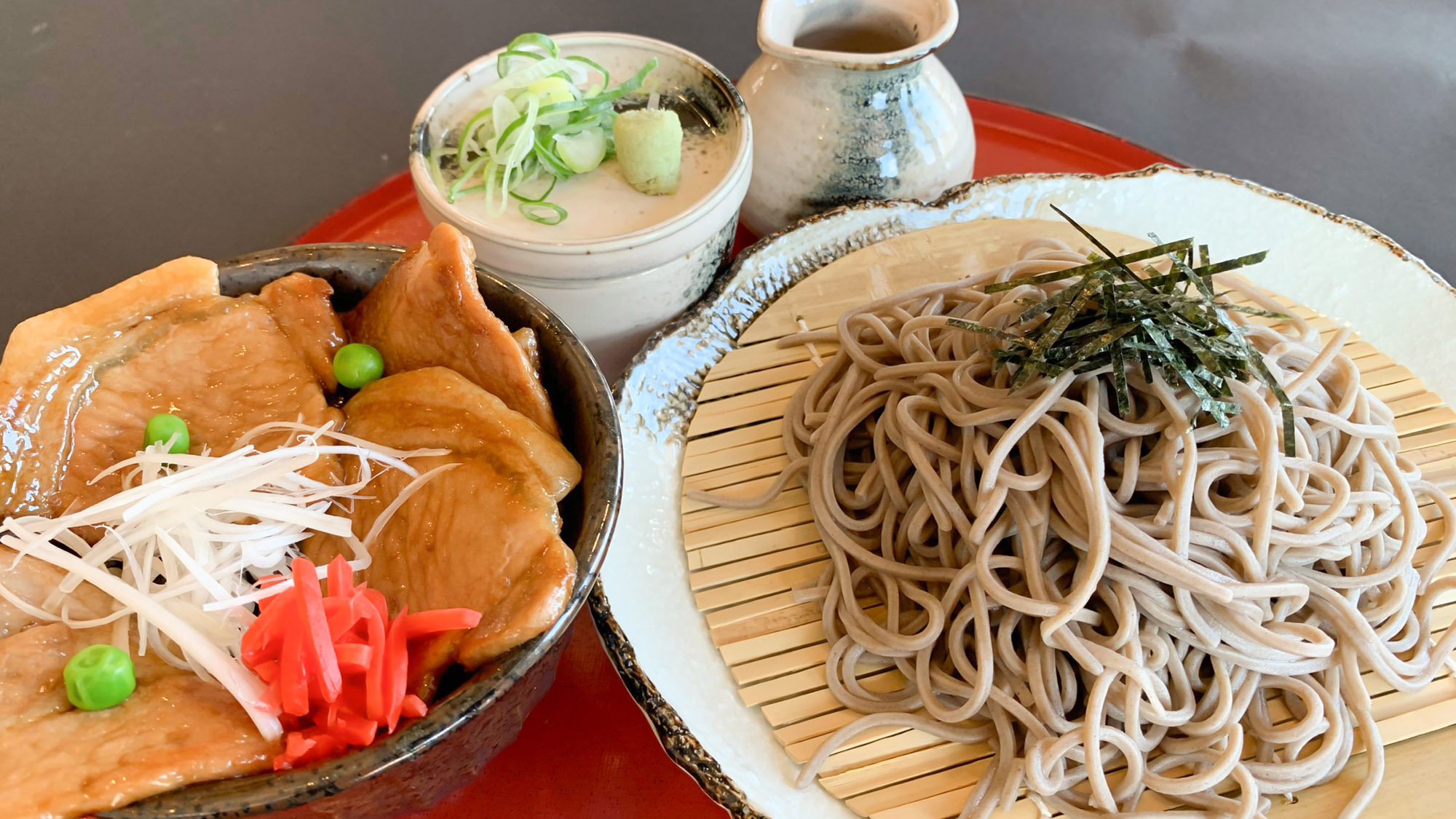 ・【ミニ豚丼とお蕎麦のセット】コッテリとさっぱり、両方を一度に食べられます