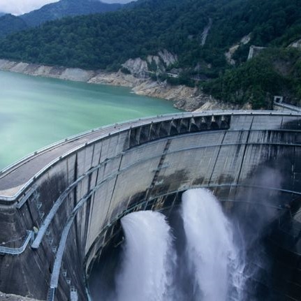 ダイナミックな観光放水は〜10/15まで楽しめます。