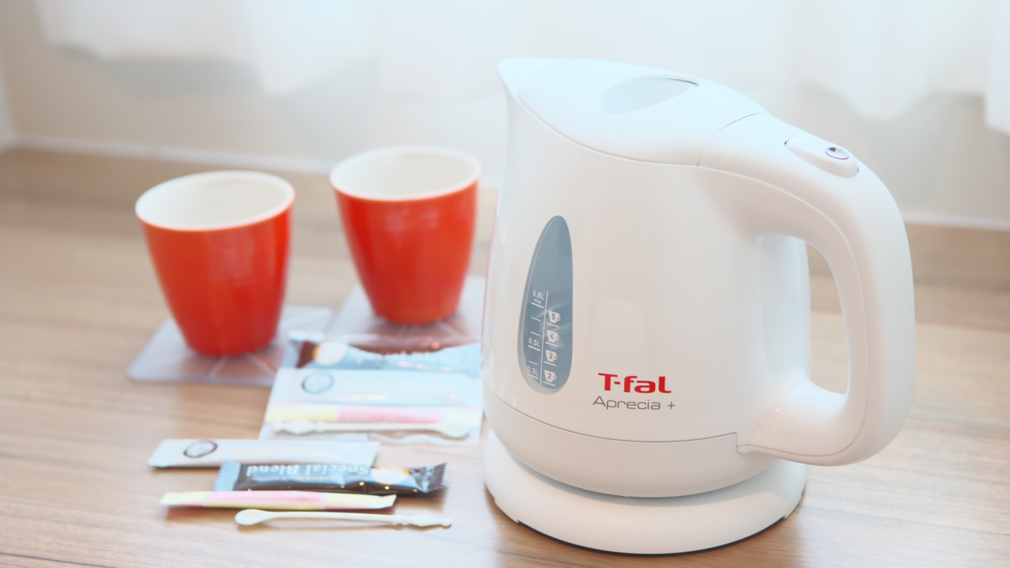 【客室備品】ケトル、カップ、インスタントコーヒー