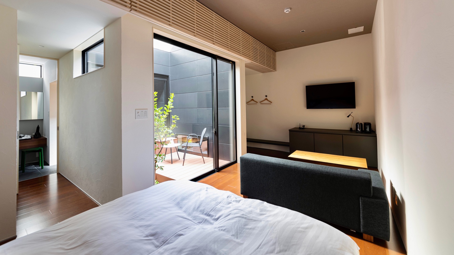葉籠-客室- キングサイズベッド／五感を研ぎ澄ます静寂と、贅沢なまでにゆっくりと流れるひと時を。