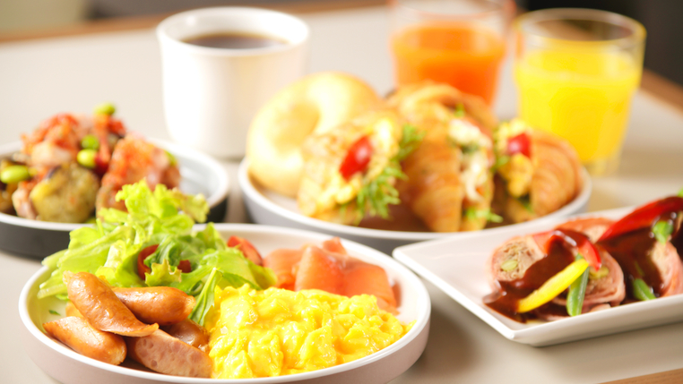 朝食では博多グルメはもちろん和洋取り揃えたホテルこだわりのブッフェをお愉しみください