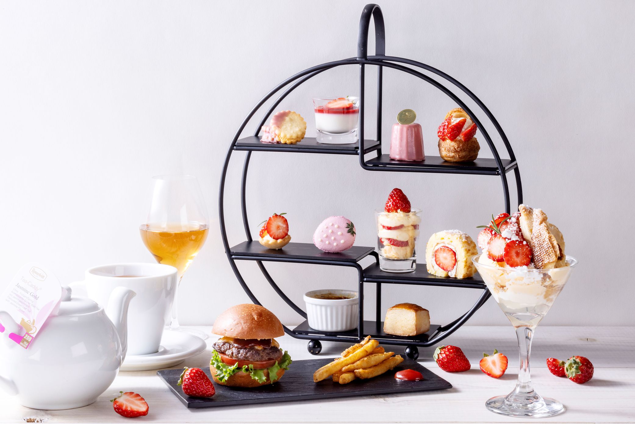 【the LOUNGE】自家製スイーツと、特製セイボリーがセットになったアフタヌーンティー（要予約）