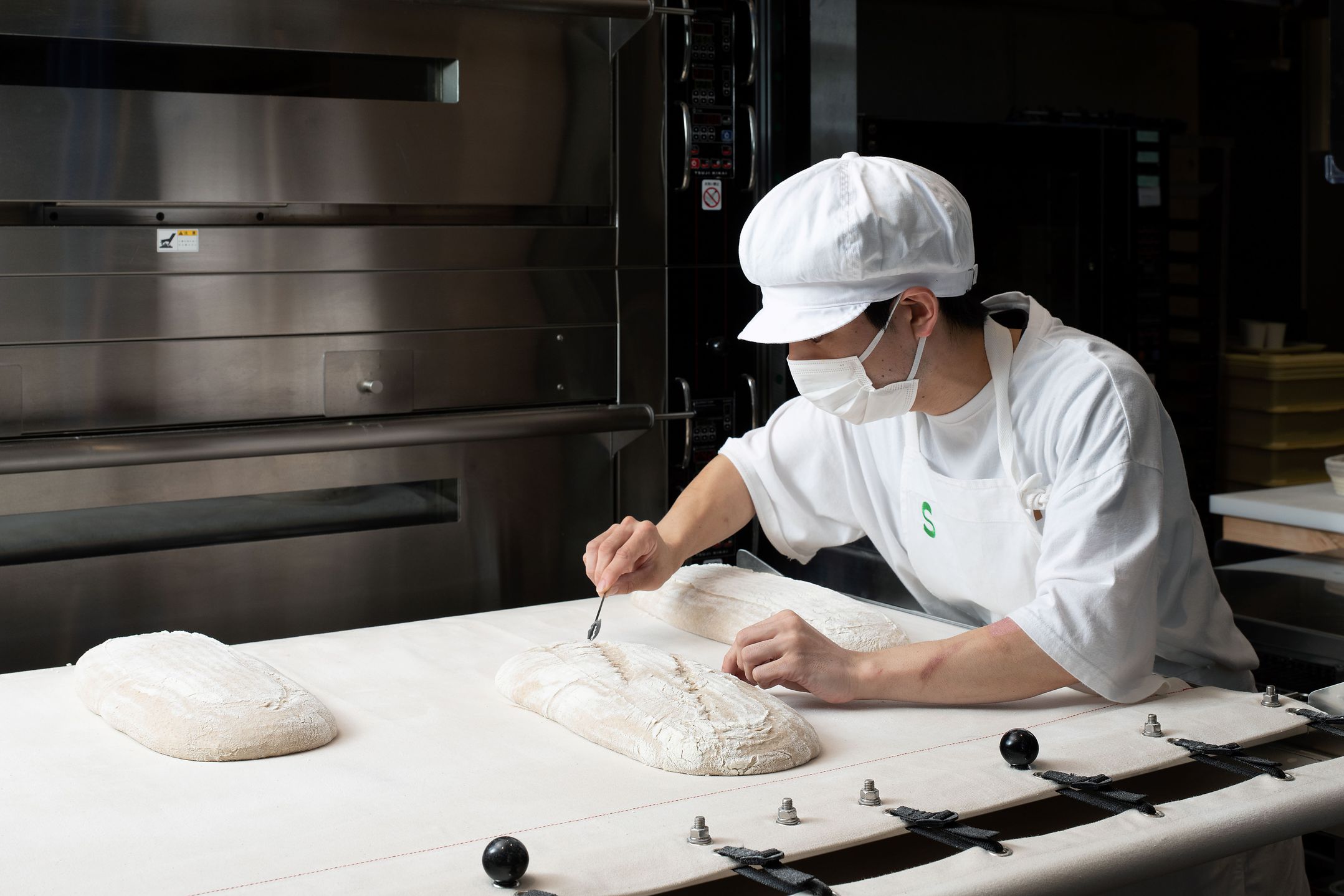 【the BAKERY】毎日、ホテル敷地内の釜で職人が焼き上げるまちのパン屋さん