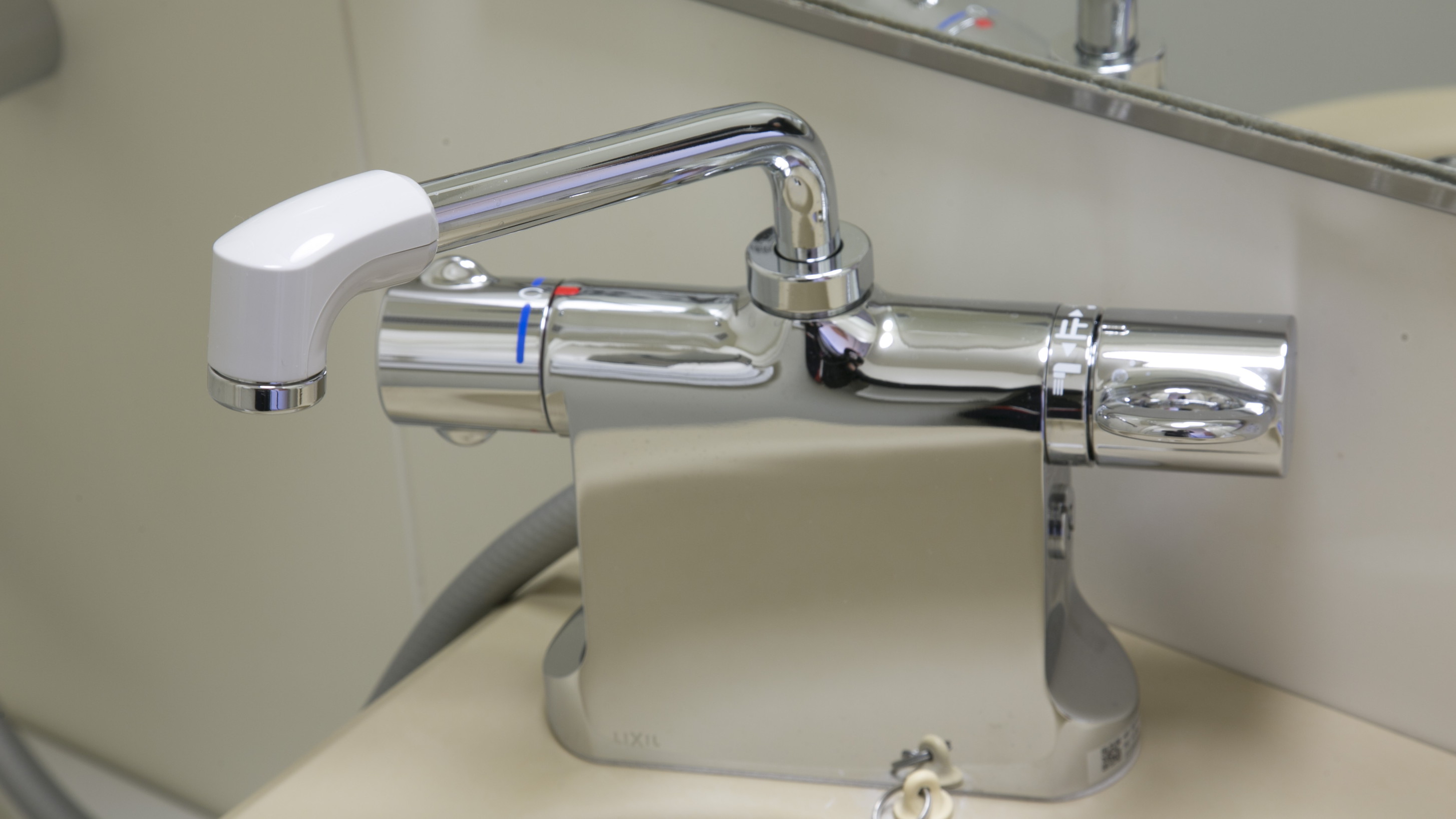 混合水栓サーモスタット式混合水栓で、お好みの水温設定でご利用いただけます。