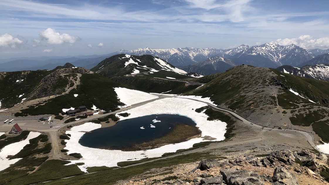 【乗鞍岳・畳平】標高2700mまでバスで行くことができる。雄大な山々と大自然を一望できます。
